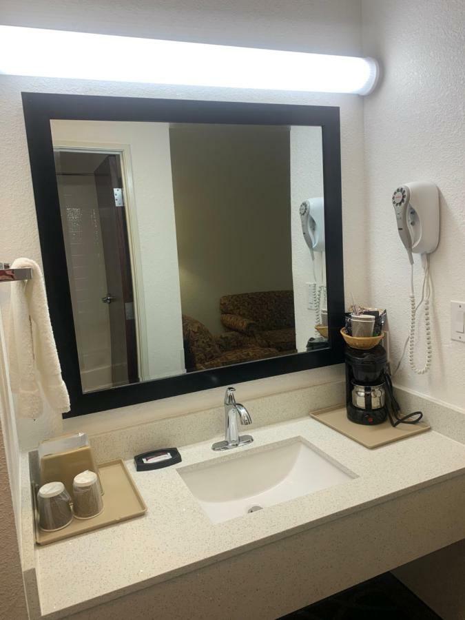 Super 8 By Wyndham Tx Hotel
